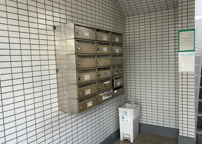 【設備】 | キャッスルマンション小田急相模原 | エントランス付近に設置されている集合ポストは、住んでいる部屋と離れているため、ポストをあさるなど誰かに何かされていても被害に気づきにくいです。入居する時には他人に特定されにくい番号で鍵をかけましょう！