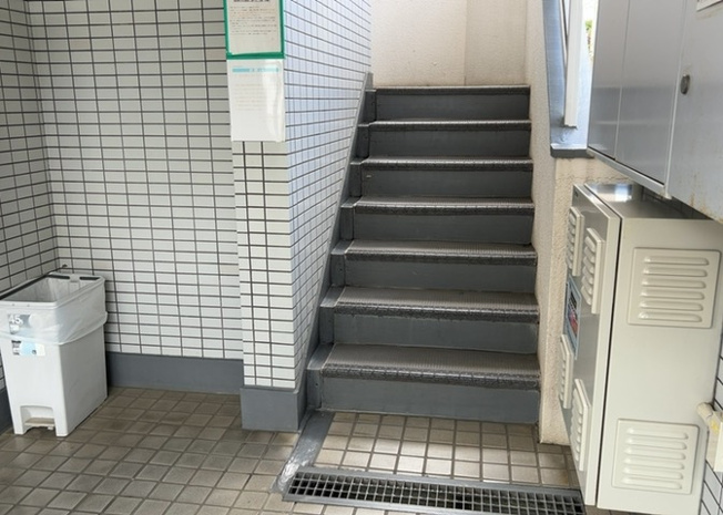 【ロビー】 | キャッスルマンション小田急相模原 | ロビーというと、エントランスと何がちがうの？と思いますよね。実はロビーとエントランスには明確な決まりはありません。物件によっては、エントランスを入って広がるある程度の広さのある空間がロビーとなります。