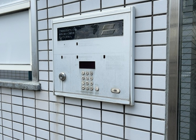 【防犯設備】 | キャッスルマンション小田急相模原 | 当然のことではありますが、オートロックやセンサーライト、ホームセキュリティーなどの防犯設備があれば、小さいお子様がいるご家庭も安心ですよね！まず物件購入の際は、防犯設備もチェックするようにしましょう。
