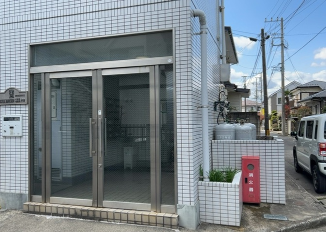 【外観】 | キャッスルマンション小田急相模原 | 隣家の土地はどうなっているのか、生活利便施設が近くにあるのか、学校まで近いかなど、お客様のライフスタイルにあわせたイメージが重要です。また、近くにあると困る施設が近くにないかも確認するといいでしょう。