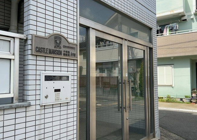 【現況写真】 | キャッスルマンション小田急相模原 | 道幅が広い場所は日当たりや風通が良好です。幅が広いのですれ違いも可能ですし大きな車でも駐車可能！一方で、大型車が通ることも多くなるため交通量の増加により騒音に繋がります。また土地の値段が高くなります。