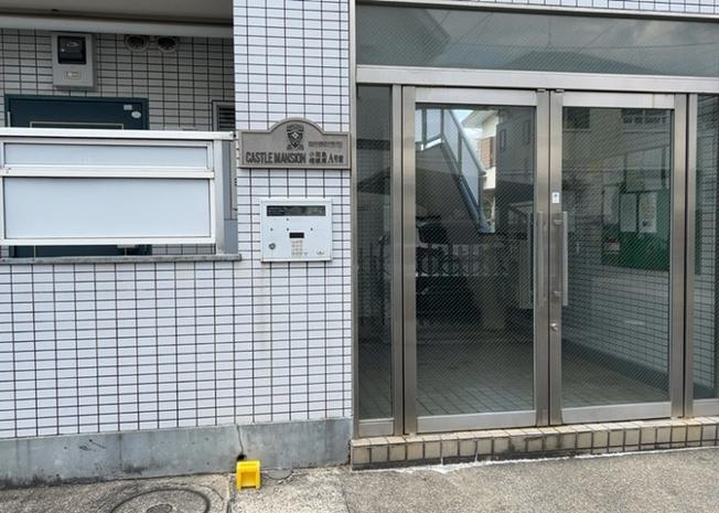 【玄関】 | キャッスルマンション小田急相模原 | 玄関は家の顔でもあり、家族以外の目にも止まる場所です。玄関は外との間を仕切る扉、靴などをしまっておく収納スペース、靴脱ぎのたたきスペース、来客とのやり取りをするドアホンなど複数のアイテムからなります。