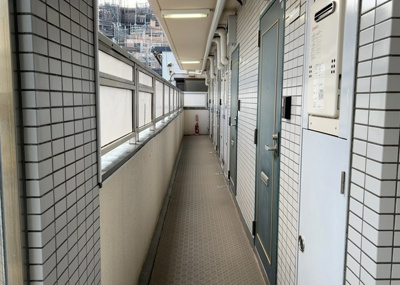 【内装】 | キャッスルマンション小田急相模原 | 共有部分は、住民なら誰もが使える設備のこと。例えば駐車場やエレベーター、インターネット設備、セキュリティ設備などがあります。他にも、マンションの廊下・外部階段やエントランス・ゴミ置き場などがあります。