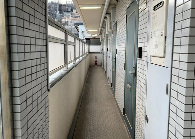 【内装】 | キャッスルマンション小田急相模原 | 共有部分は、住民なら誰もが使える設備のこと。例えば駐車場やエレベーター、インターネット設備、セキュリティ設備などがあります。他にも、マンションの廊下・外部階段やエントランス・ゴミ置き場などがあります。