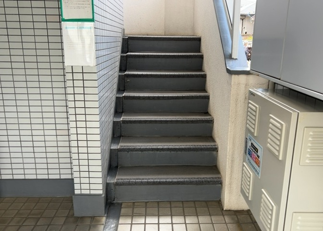 【内装】 | キャッスルマンション小田急相模原 | 共用部分は、一棟の建物に住む区分所有者全員が共同で所有するとし、共用部分の管理、補修などは、区分所有者で形成される管理組合が行います。個人の判断で勝手に変更することはできませんので覚えておきましょう。