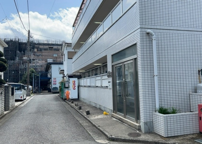 【外観】 | キャッスルマンション小田急相模原 | 外観はマンション管理がされているかの目安になります。築年数が古いと、壁面は劣化してひび割れが生じることも！建物が古びていても細かいところが修繕されていると、きちんと管理されているなぁと感じるでしょう。