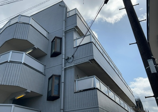 【バルコニー】 | キャッスルマンション小田急相模原 | 一般的なバルコニーは、奥行1.5ｍ程ですが、ワイルドバルコニーは2ｍまで広がっています。そのため洗濯物の間隔をあけ干すことができ、乾きやすいというメリットや、ガーデニングが楽しめる等の特徴があります。