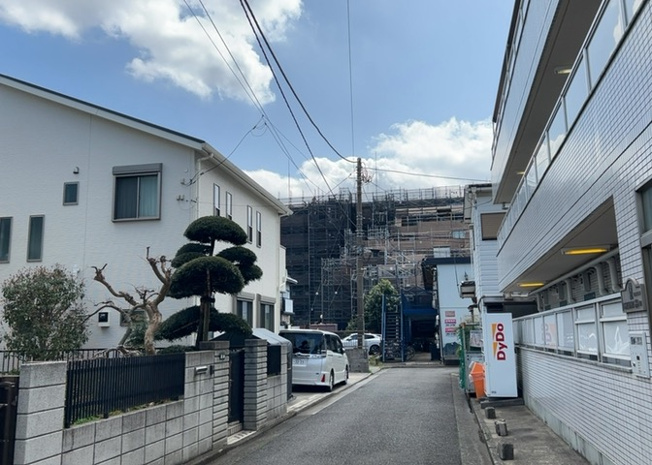 【展望】 | キャッスルマンション小田急相模原 | 眺望の良さを楽しめるダイニングキッチンで家族団らんの時間を過ごしてはいかがでしょうか。バルコニーから見える景色を家族で眺める時間は、時間が経つのを忘れてしまいそうですね。是非、現地を見に行きましょう！