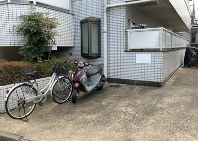【駐車場】 | キャッスルマンション小田急相模原 | 車一台あたりに必要なスペースは、標準サイズの普通自動車で横幅2m50cm、長さ5mは必要になります。ただし、乗降のことも考慮して横幅3m30cm、長さ5m50cmほどは確保できるところを選びましょう。