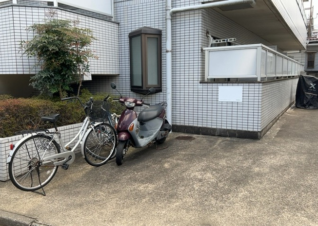 【駐車場】 | キャッスルマンション小田急相模原 | 車一台あたりに必要なスペースは、標準サイズの普通自動車で横幅2m50cm、長さ5mは必要になります。ただし、乗降のことも考慮して横幅3m30cm、長さ5m50cmほどは確保できるところを選びましょう。