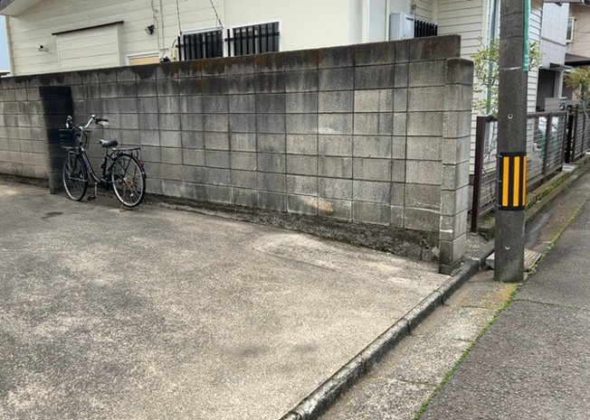 【駐車場】 | キャッスルマンション小田急相模原 | 駐車場と明記されていても、最小スペースでつくられた駐車場だと大型車は駐車できなかったり、出入りしにくくなったりする可能性があります。お車のサイズと購入したい物件の駐車場のサイズを現地で確認しましょう。