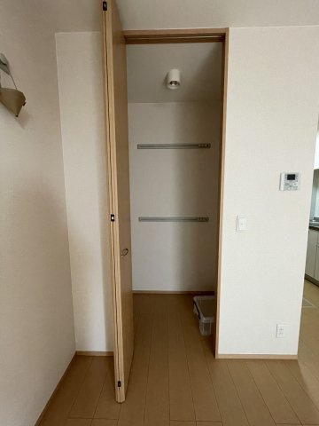 宝塚市旭町１丁目のアパートの収納|ワンステップクローゼットです