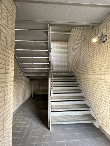 宝塚市旭町１丁目のアパートのその他|共有部分の階段です
