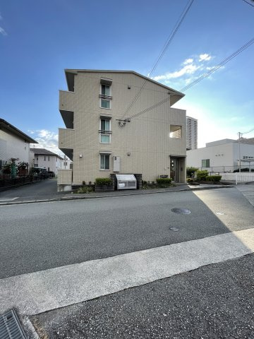 宝塚市旭町１丁目のアパートの外観|前面道路と外観写真です