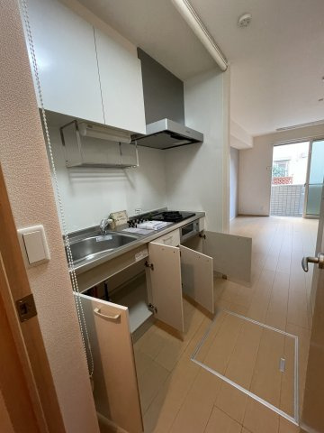 宝塚市旭町１丁目のアパートのキッチン|キッチン全体写真