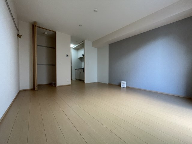 ボヌビー宝塚の居間・リビング|デザインクロスがアクセントの内装です