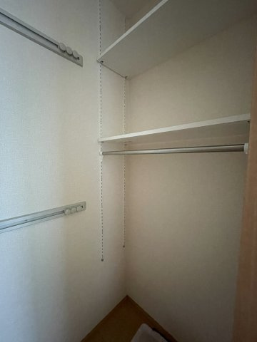 宝塚市旭町１丁目のアパートのその他|収納内には壁面にも物がかけれるよう工夫されています
