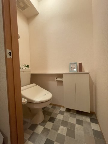 宝塚市旭町１丁目のアパートのトイレ|おしゃれな雰囲気のトイレです
