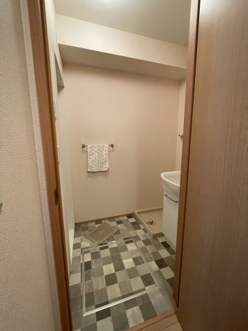 宝塚市旭町１丁目のアパートの洗面所|床がアクセントでおしゃれな洗面所です