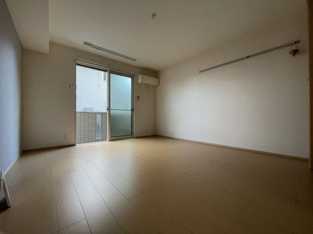 宝塚市旭町１丁目のアパートの居間・リビング|洋室11.25帖の広々とした室内です