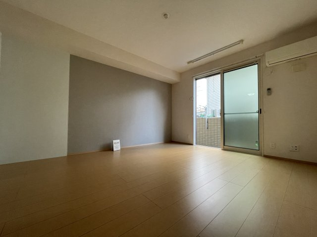 宝塚市旭町１丁目のアパートの居間・リビング|窓の近くに昇降式室内物干しがあります
