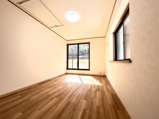【洋室】 | 平塚市高根2丁目 中古戸建て | 2面採光・南面に窓：洋室8帖（2階）