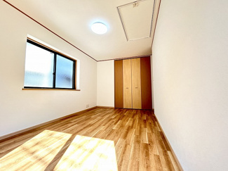【洋室】 | 平塚市高根2丁目 中古戸建て | 洋室8帖（2階）別角度