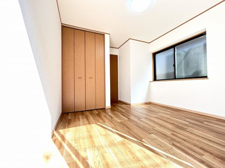 【洋室】 | 平塚市高根2丁目 中古戸建て | 洋室5.7帖（2階）別角度
