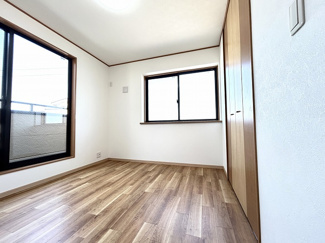 【洋室】 | 平塚市高根2丁目 中古戸建て | 2面採光：洋室5.2帖（2階）