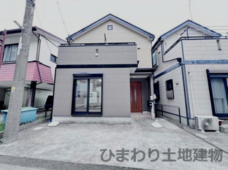 【外観】 | 平塚市高根2丁目 中古戸建て | 販売現地　外壁・屋根塗装済　北側約6m公道（物件からの行き来不可）・南側約9m公道　駐車1台（車種によります）　敷地面積30.3坪