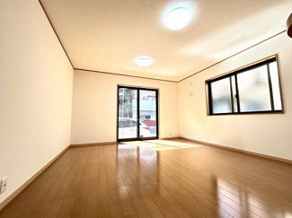 【居間・リビング】 | 平塚市高根2丁目 中古戸建て | 2面採光・南面に窓：LDK15.6帖（1階）