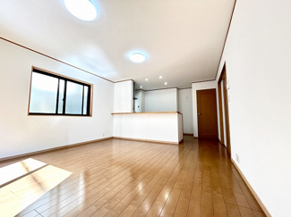 【居間・リビング】 | 平塚市高根2丁目 中古戸建て | LDK15.6帖（1階）別角度