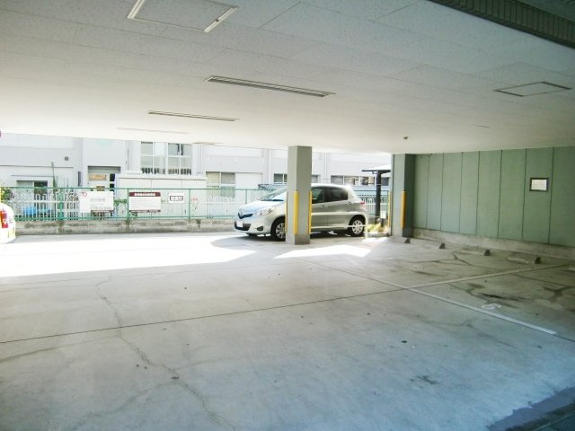 メルヴェイユドミールの駐車場|車をお持ちの方に嬉しい駐車場付きの物件です