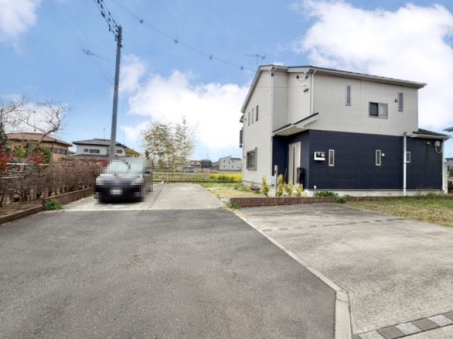 【中古戸建】佐野市富岡町の外観|■外観｜周囲の見渡しが良く、車の出入りの際も安全確認がしやすいため、小さなお子様がいるご家庭でも安心です。