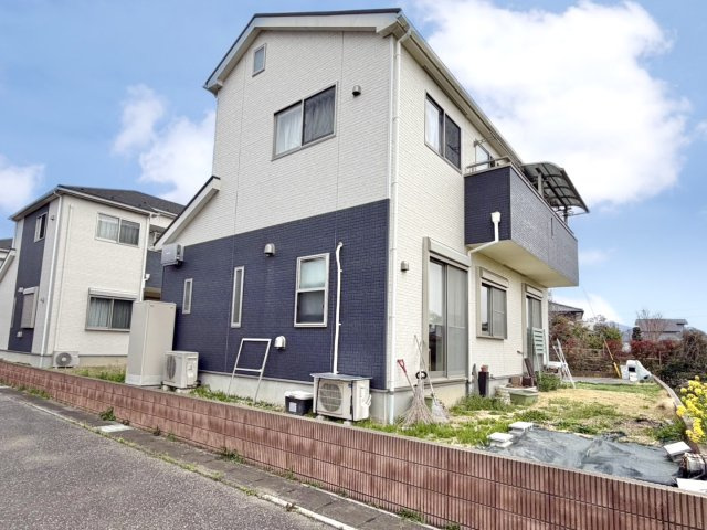 【中古戸建】佐野市富岡町の外観|■外観｜外壁のアクセントカラーがシックな外観です。シンプルなデザインでありながらも「個性」を損なわず、お客様一人ひとりの暮らし方にフィットします。