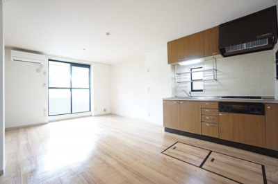 【居間・リビング】 | カーサみつわ台 E | ※同物件、同タイプのお部屋です