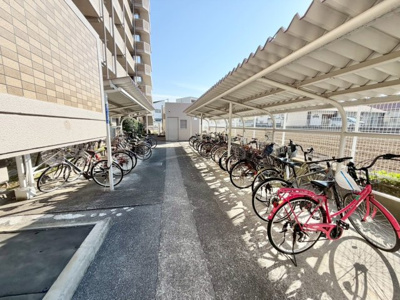 【駐輪場】 | ダイアパレス光明池壱番館 | 駐輪場に屋根があるので、雨の日に自転車が濡れにくく嬉しいですね！