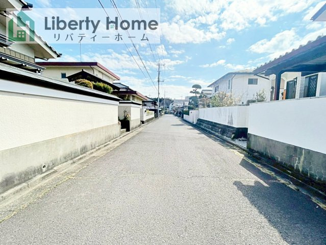 水戸市双葉台2丁目　中古戸建の前面道路含む現地写真