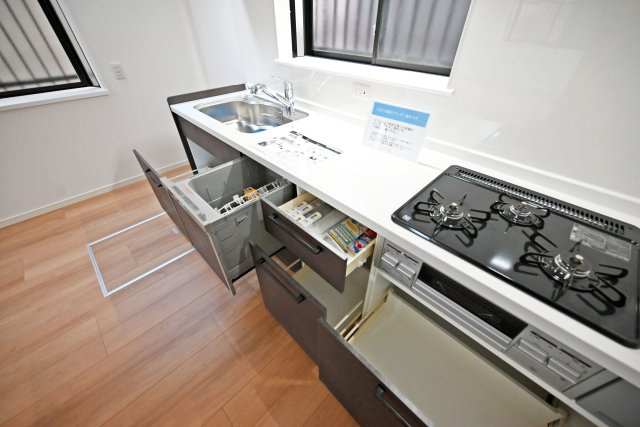 西宮市今津社前町中古戸建│3LDK＋駐車1台可のキッチン|天板とワークトップ下の収納は満足のいくスペースが備わっています。
大きな鍋などもゆったりと収納いただけます◎
