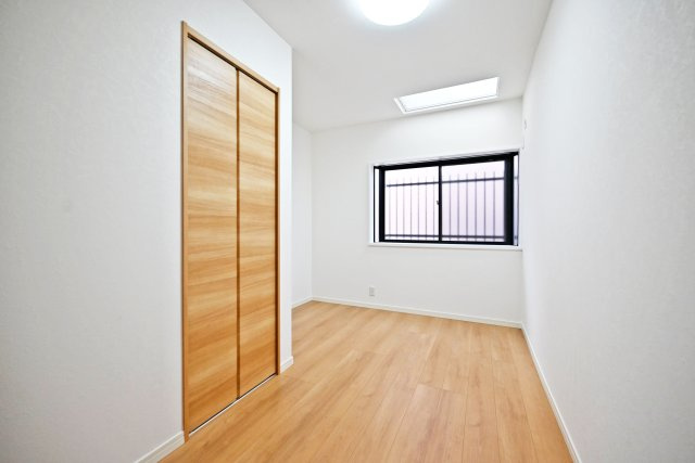 西宮市今津社前町中古戸建│3LDK＋駐車1台可の洋室|-洋室5.0帖-
家族それぞれのプライベート空間を確保しながら、ゆったりとした暮らしを実現できる住まいです。