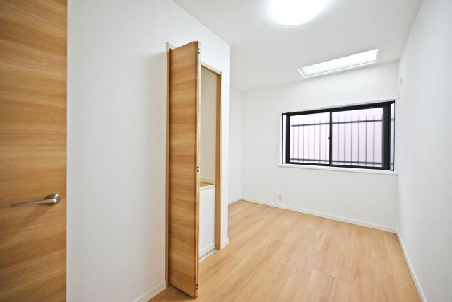 西宮市今津社前町中古戸建│3LDK＋駐車1台可の洋室|-洋室5.0帖-
各居室に収納を確保しており、お部屋をすっきりと使えるのも嬉しいポイント。