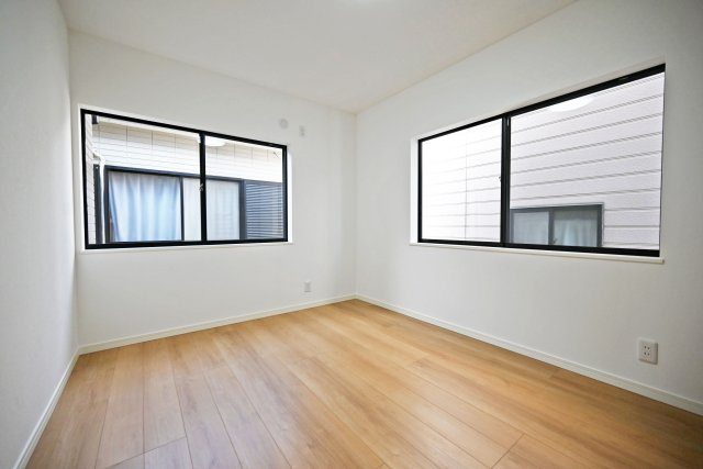 西宮市今津社前町中古戸建│3LDK＋駐車1台可の洋室|-洋室5.3帖-
家族それぞれのプライベート空間を確保しながら、ゆったりとした暮らしを実現できる住まいです。