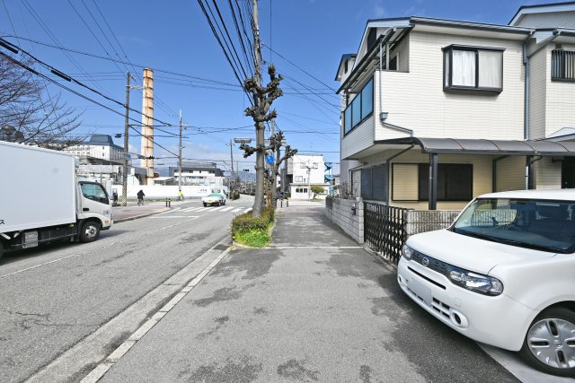 西宮市今津社前町中古戸建│3LDK＋駐車1台可の前面道路含む現地写真|前面道路は南西側14.8ｍ公道です。