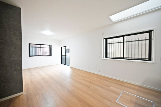 西宮市今津社前町中古戸建│3LDK＋駐車1台可の居間・リビング|15.5帖のLDKはホワイト×ウッドで統一され、木の温かみを感じられるくつろぎ空間です。光が差し込み、開放感のあるリビング空間を演出します。