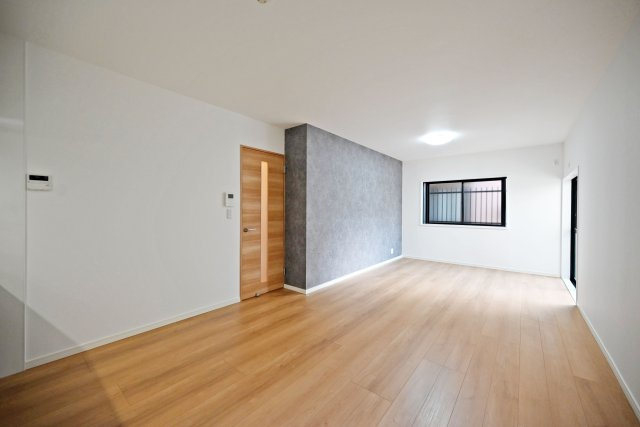 西宮市今津社前町中古戸建│3LDK＋駐車1台可の居間・リビング|自然光の差し込む明るいリビングで一家団欒の時間をお過ごしください◎
