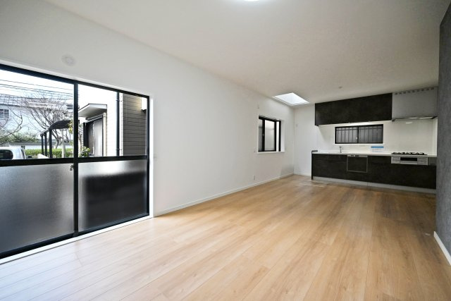 西宮市今津社前町中古戸建│3LDK＋駐車1台可の居間・リビング|3面採光で家族が長い時間集う大切なスペースが明るく開放感のある空間になっています。