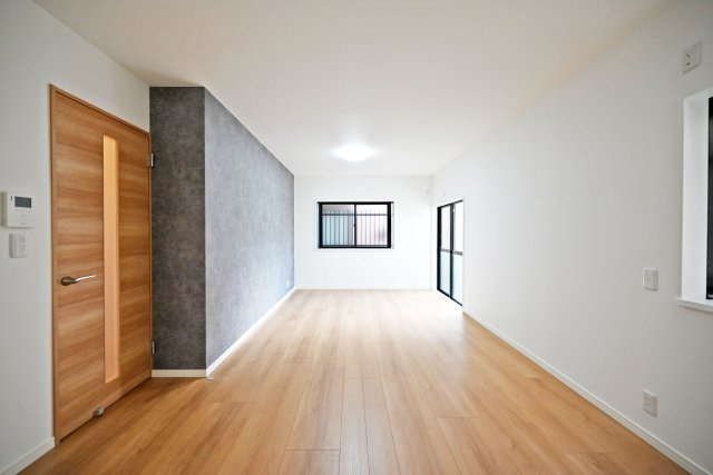 西宮市今津社前町中古戸建│3LDK＋駐車1台可の居間・リビング|ダイニングテーブルやソファーを設置しても十分な広さとなっております。 ナチュラルテイストな内装はどんな家具も合わせやすく、お好みのインテリアコーディネートをお楽しみいただけます。