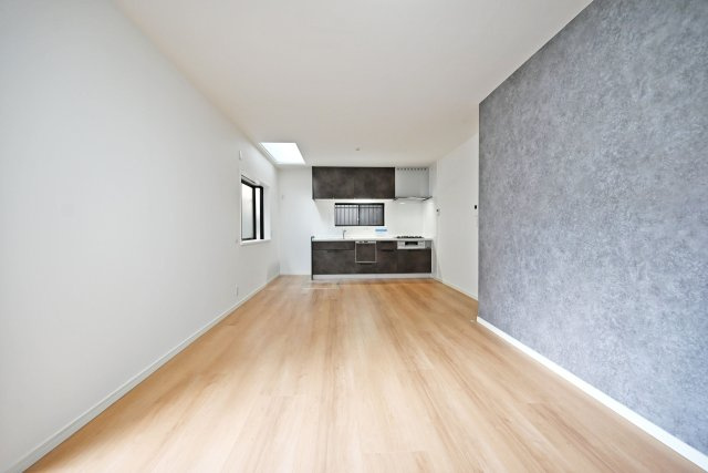 西宮市今津社前町中古戸建│3LDK＋駐車1台可の居間・リビング|ダイニングとリビングスペースをゆったり確保でき、ご家族でくつろげる開放的な空間です。明るく風通しも良好です。