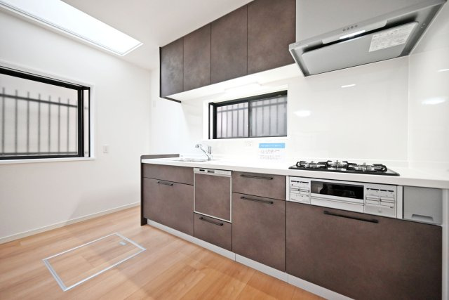 西宮市今津社前町中古戸建│3LDK＋駐車1台可のキッチン|壁付けキッチンはダイニングやリビングなどに背を向けて調理する形になるため、油汚れなどが広がりにくいです。窓もあるので換気もしやすいです。