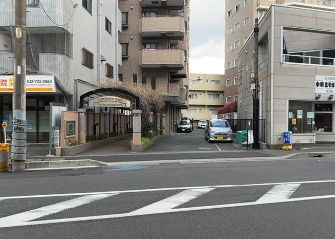 【外観】 | ライオンズステーションプラザ小田急相模原 | 外観はマンション管理がされているかの目安になります。築年数が古いと、壁面は劣化してひび割れが生じることも！建物が古びていても細かいところが修繕されていると、きちんと管理されているなぁと感じるでしょう。
